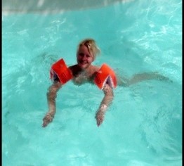 Teeny bekommt Schwimmunterricht