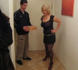 Pizzaboten verführt!!!! Darf ich das?????