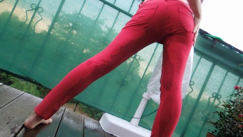 rote leggins eingepisst