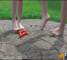 Tomaten Crushing mit 4 geilen Füßschen!