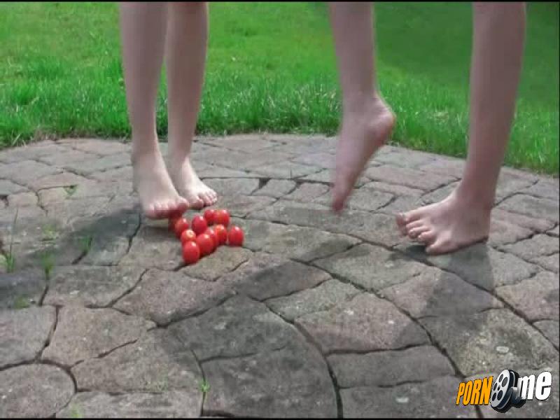 Tomaten Crushing mit 4 geilen Füßschen!