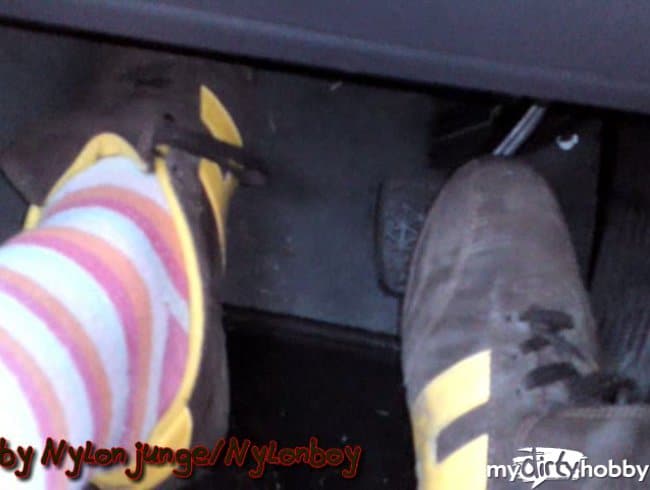 FAN 13 - Ringelsocken und Sneaker im Auto