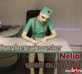 Krankenschwester Nelja spielt aufm Tisch ;)