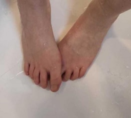 Dreckige Füße Waschen