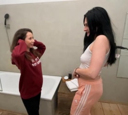 Mit Freundin Julia in die Wanne gepisst