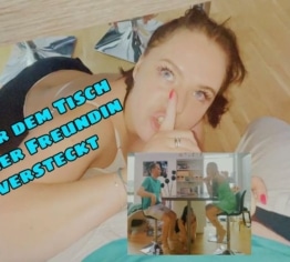 Unter dem Tisch meiner Freundin versteckt