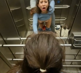 Riskanter Fick im Fahrstuhl