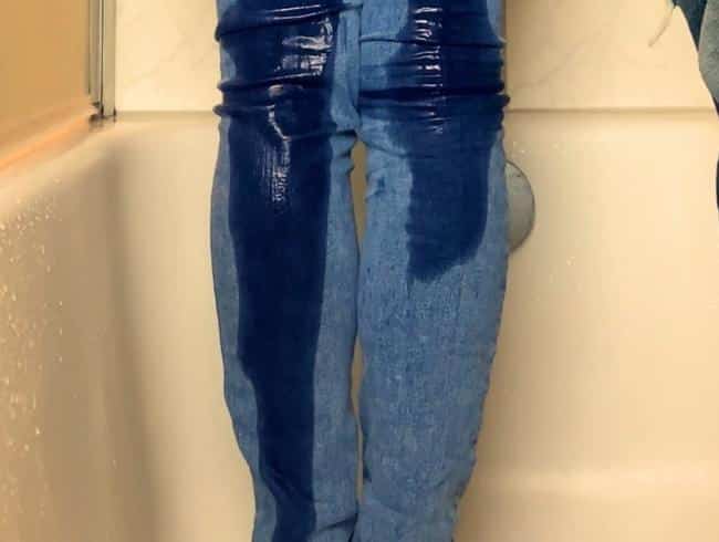Voll auf den Hintern 1 - Blaue Jeans, schwarze Knöchelsocken - ShortClip (kein Ton)