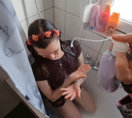 Upsi…PEINLICHER UNFALL unter der Dusche !! - UNCUT