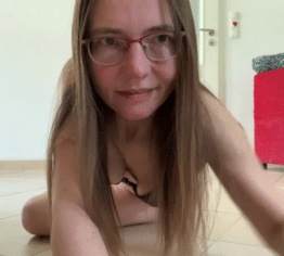 Mit großem Dildo vergnügt