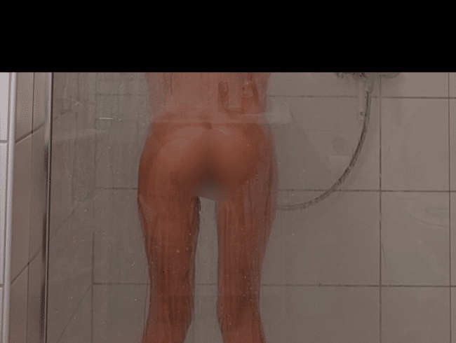 Heckansicht unter der Dusche