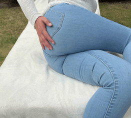 Nasse Wärme im Garten - Jeans eingenässt
