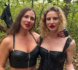 Glühende Sklavenärsche im Wald mit Anja Black