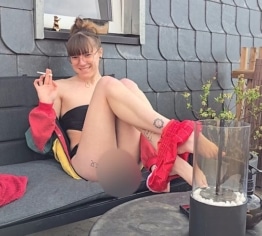 UNCUT - Public Balkon Squirt mit Zuschauern !!