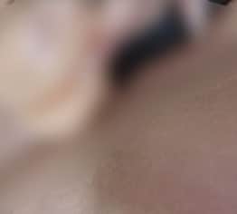 Geile enge Pussy wird gestopft und stimuliert zugleich