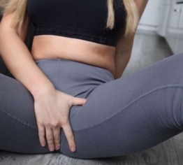 Nasse Leggings - Ich besorg es mir geil in meiner Leggings - wie geil sie schmatzt!