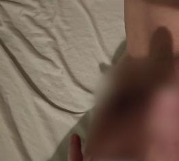 Geiles Fingern und Selbstbefriedigung allein im Bett.