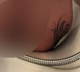 Ich fülle meine enge Pussy mit dem Duschstrahl und squirte alles raus