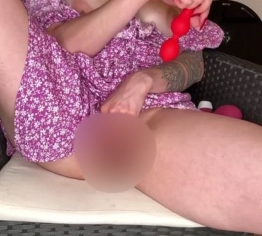Breitbeinig im hübschen Kleid gespritzt – Plug + bis zum heftigen Squirt-Orgasmus